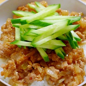 ♡ピリ辛で美味しい♡簡単ジャージャー丼♡